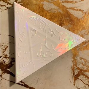 Holographic highlighter palette